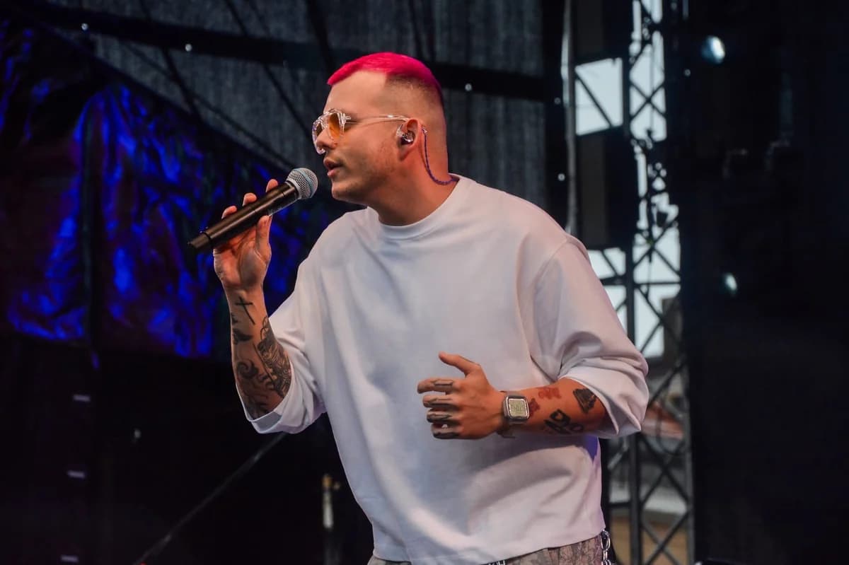 Franek z mikrofonem i różowymi włosami podczas koncertu na Gwarkach 2026